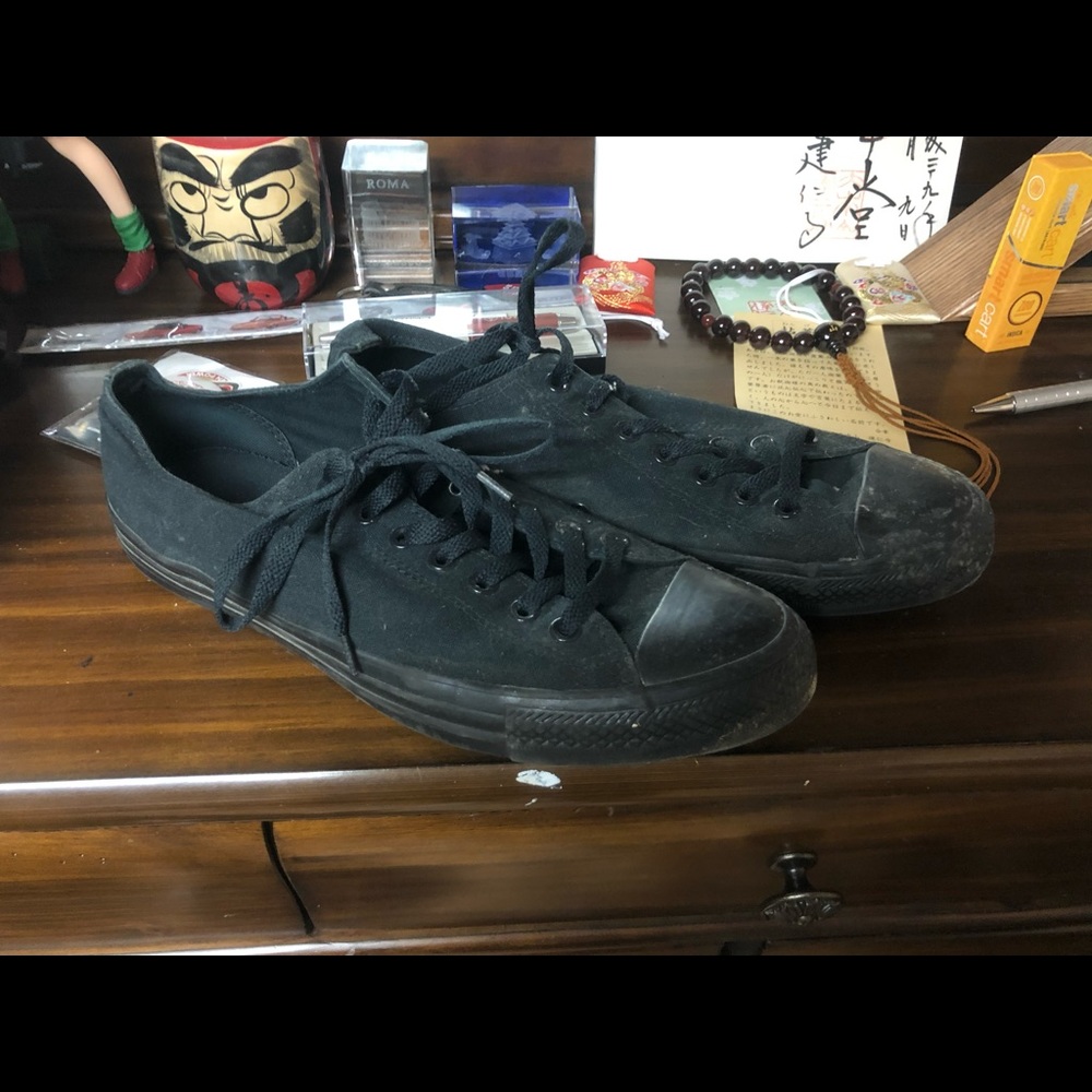 Completely black converse low tops size 11